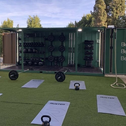 un gimnasio con una puerta que dice 