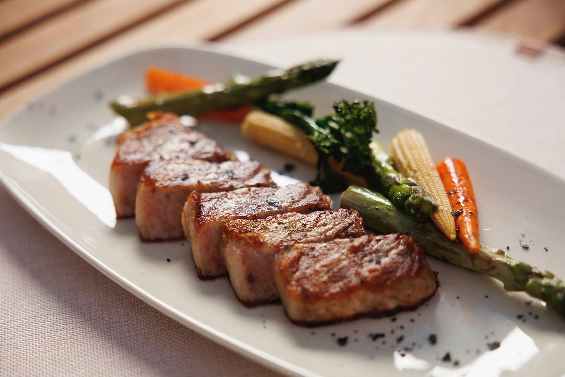 un tazón de sopa con verduras y chiles en la mesa