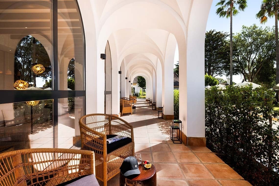 un edificio blanco con la palabra san roque encima