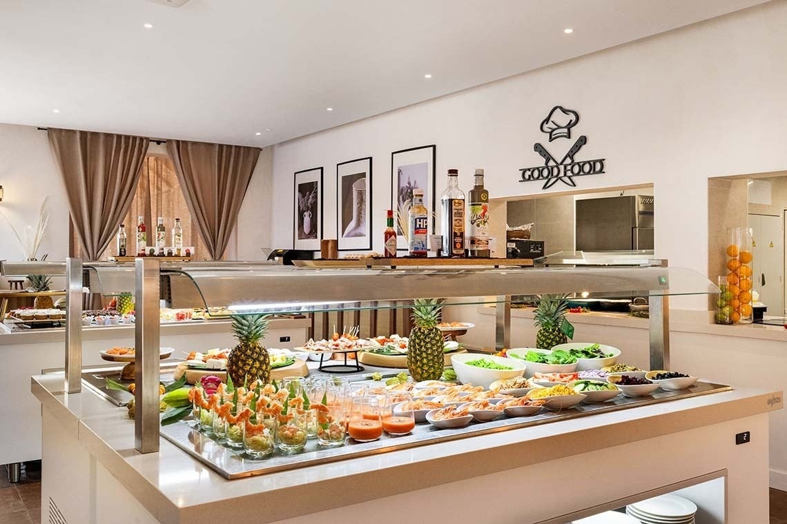 un restaurante con muchas mesas y sillas