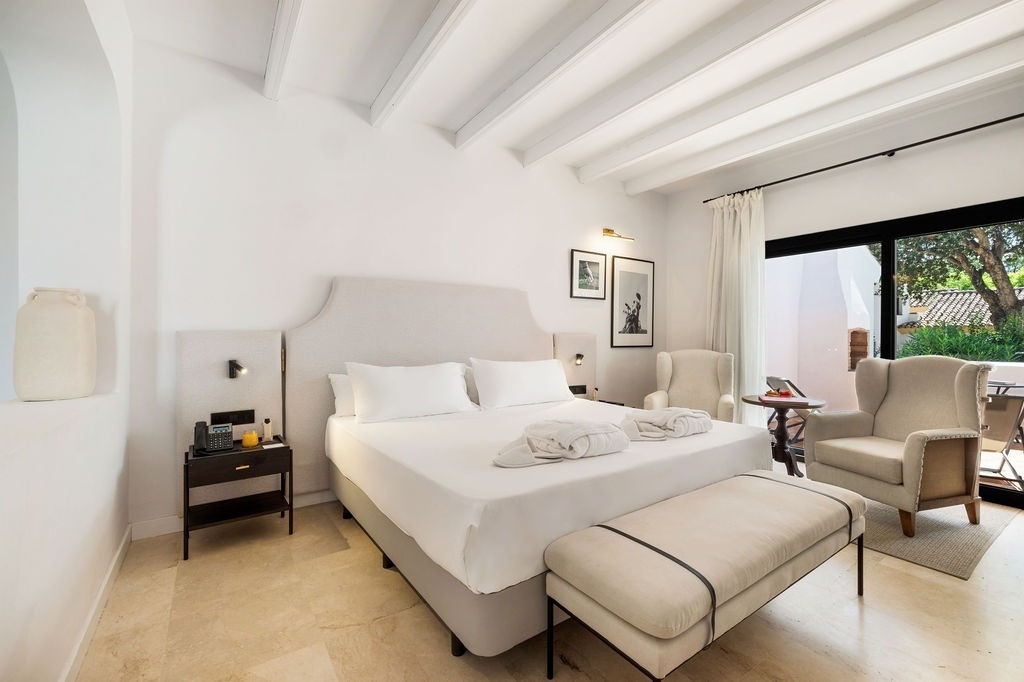 una habitación de hotel con una cama y una silla