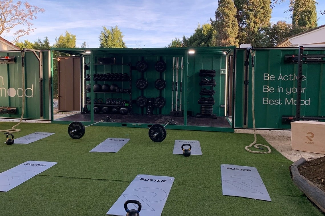 
                                    un gimnasio con un cartel que dice ser activo estar en tu mejor estado de ánimo