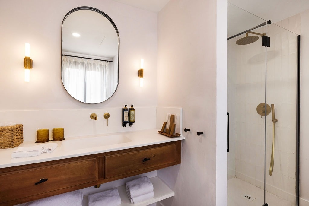 un dormitorio con una cama y un armario