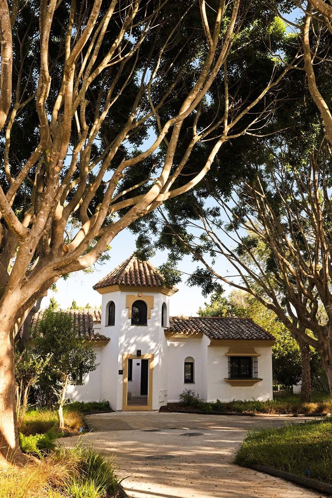 una vista de un campo de golf y el océano desde un balcón