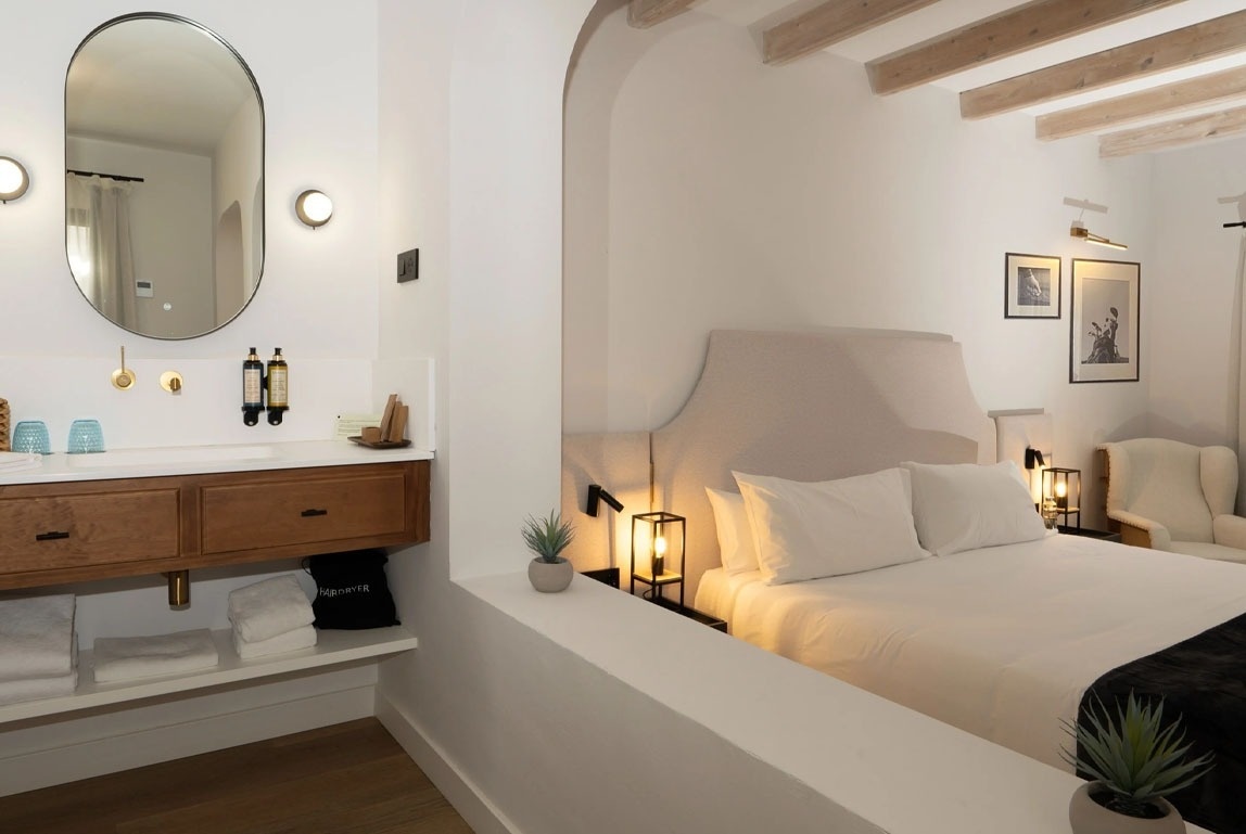 una habitación de hotel con una cama y una silla