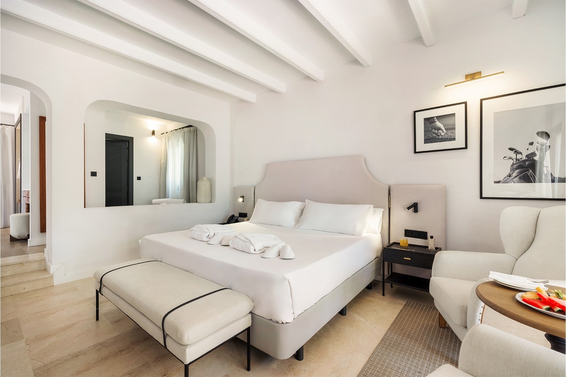 una habitación con una cama king size y una silla