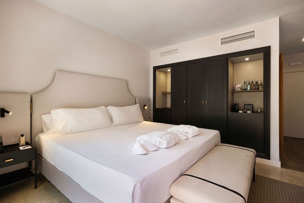 un dormitorio con una cama y un armario