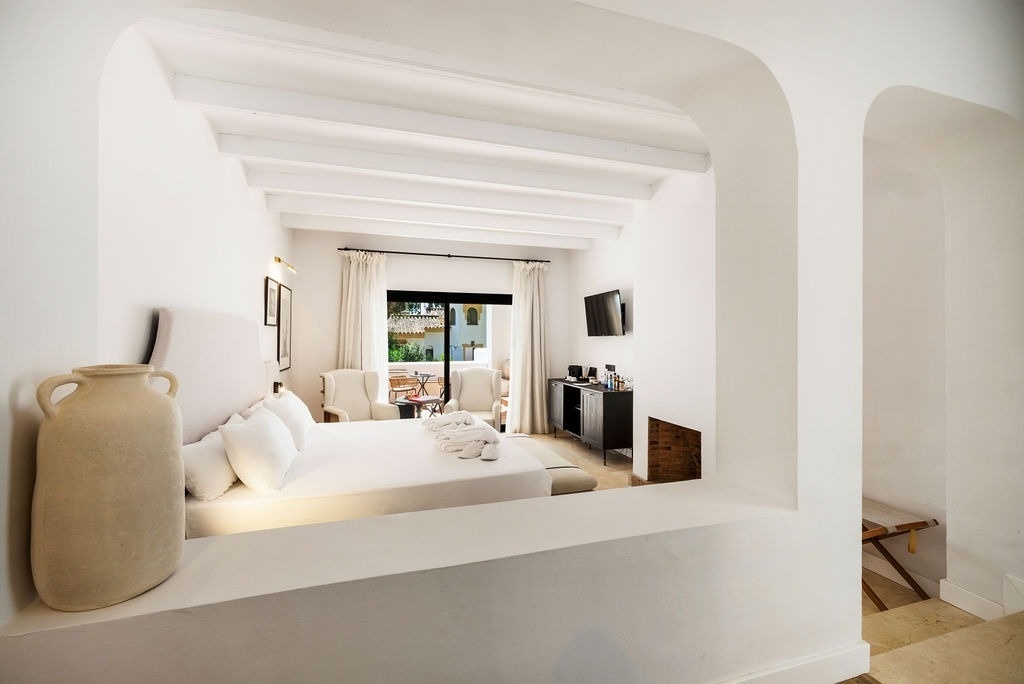 una habitación de hotel con una cama y una silla