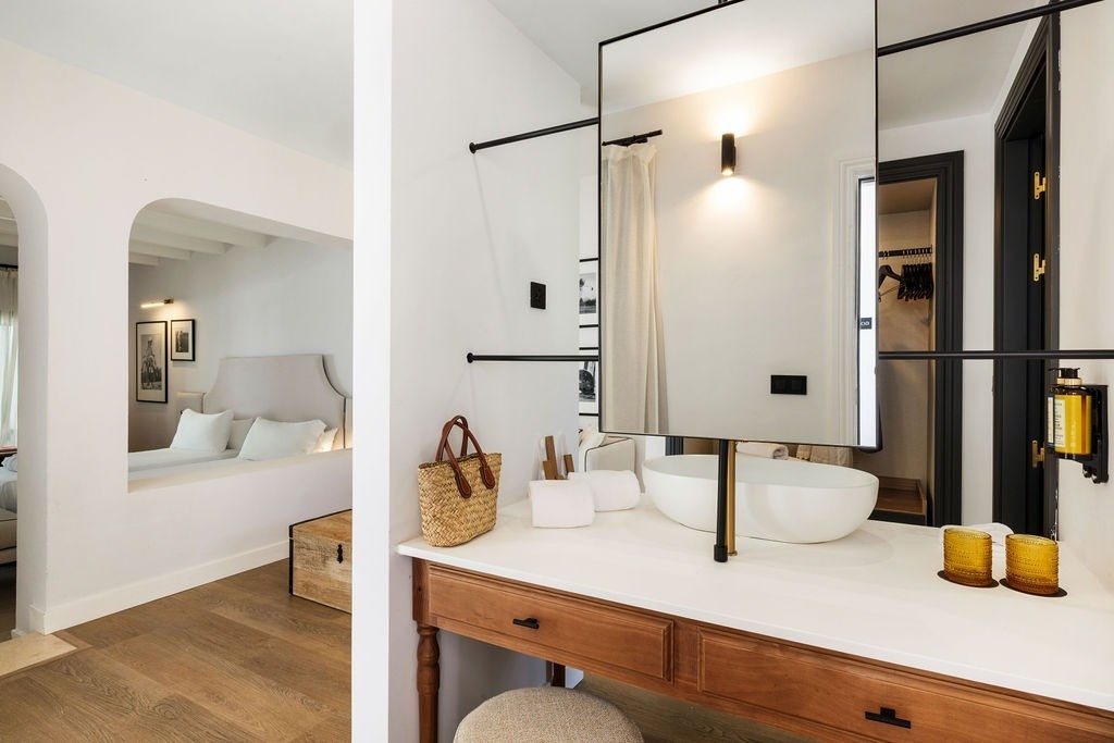 un cuarto de baño con un lavabo y un espejo