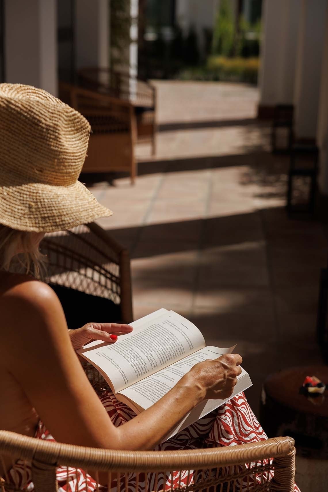 un grupo de mujeres están practicando yoga en el parque