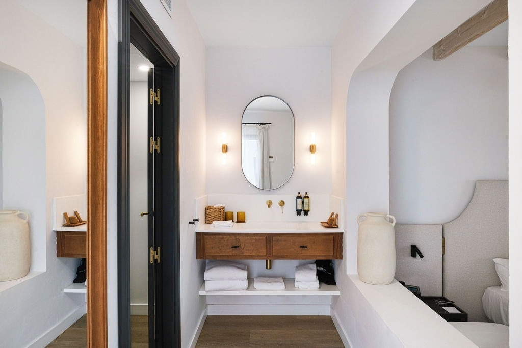 una habitación de hotel con una cama y una silla