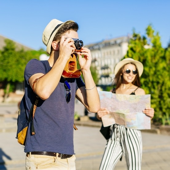 un grupo de mujeres están practicando yoga en un parque
