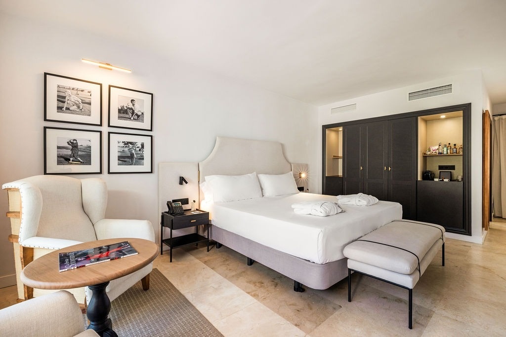 un dormitorio con una cama y una puerta corrediza