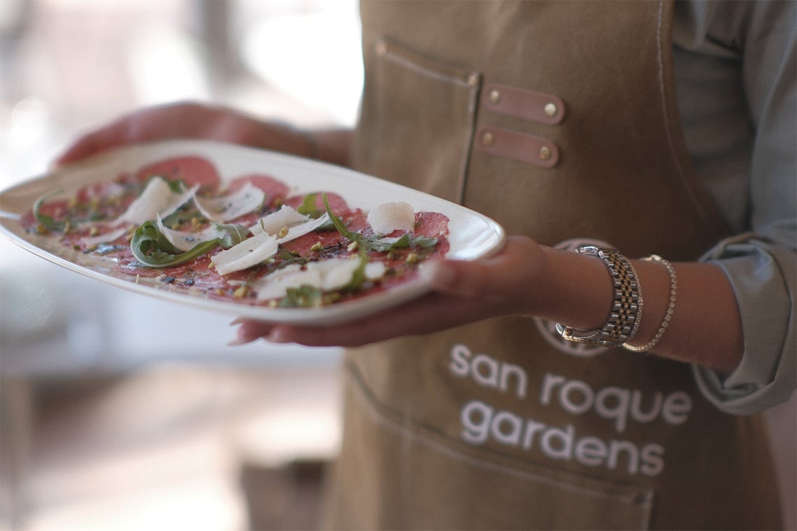 Carpaccio servido en Inmood San Roque Hotel.
