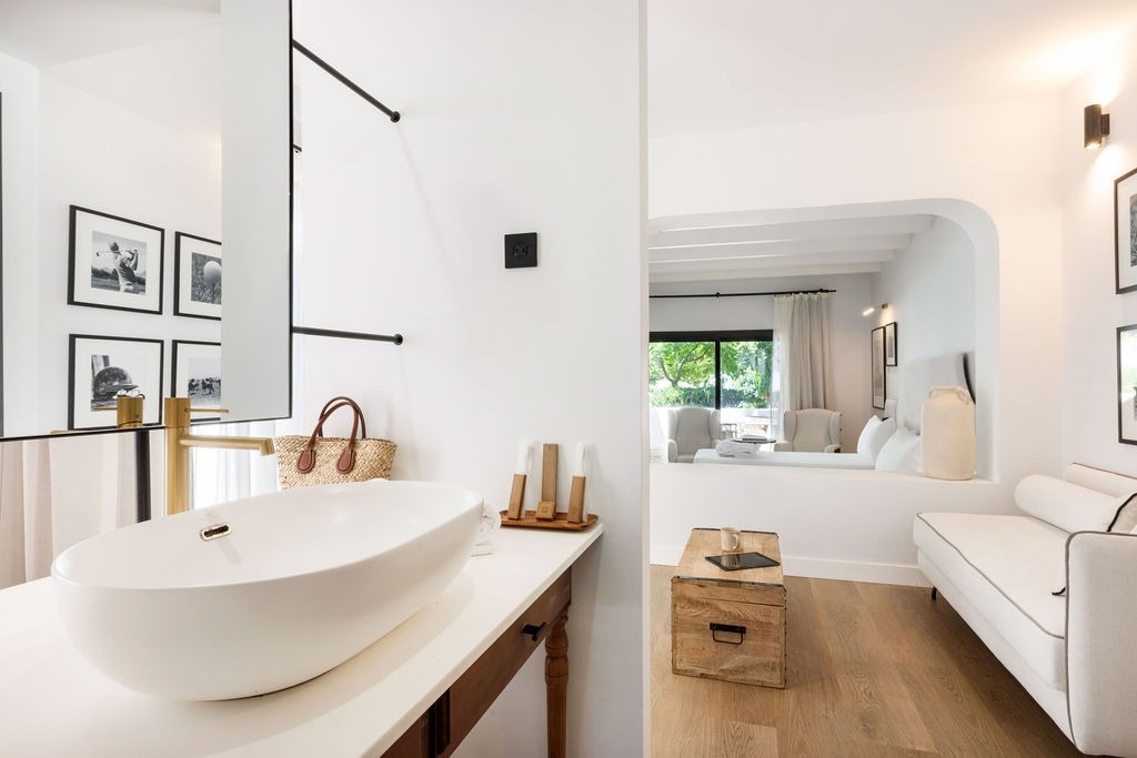 un cuarto de baño con un lavabo y un espejo