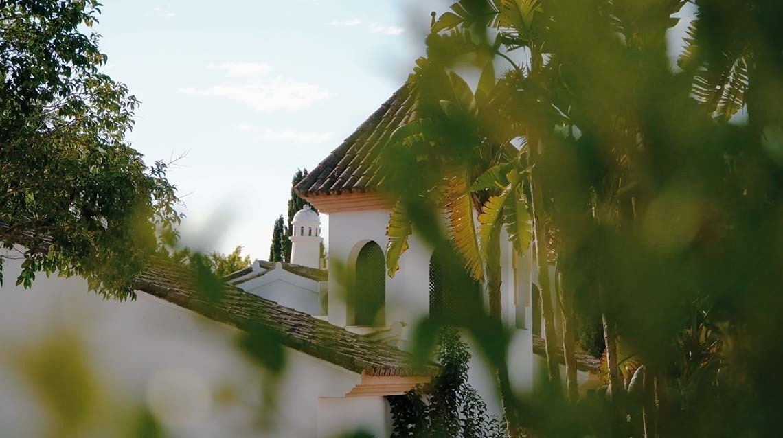 un faro en una pequeña isla en medio del océano al atardecer