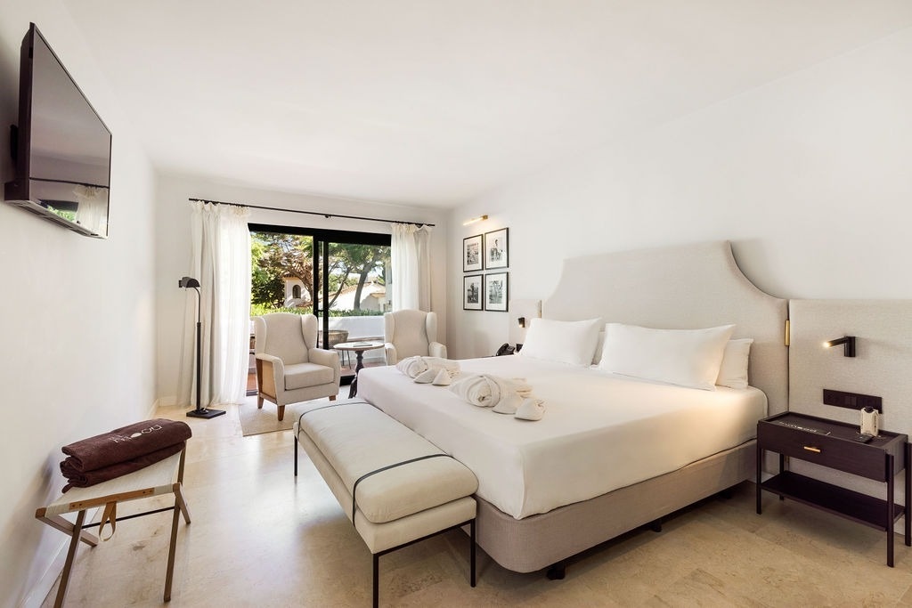 un dormitorio con una cama y una puerta corrediza