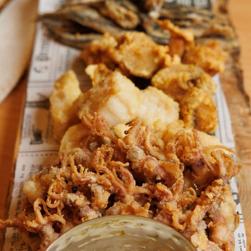 a plate of food on a newspaper that says ' ohlasch ' on it