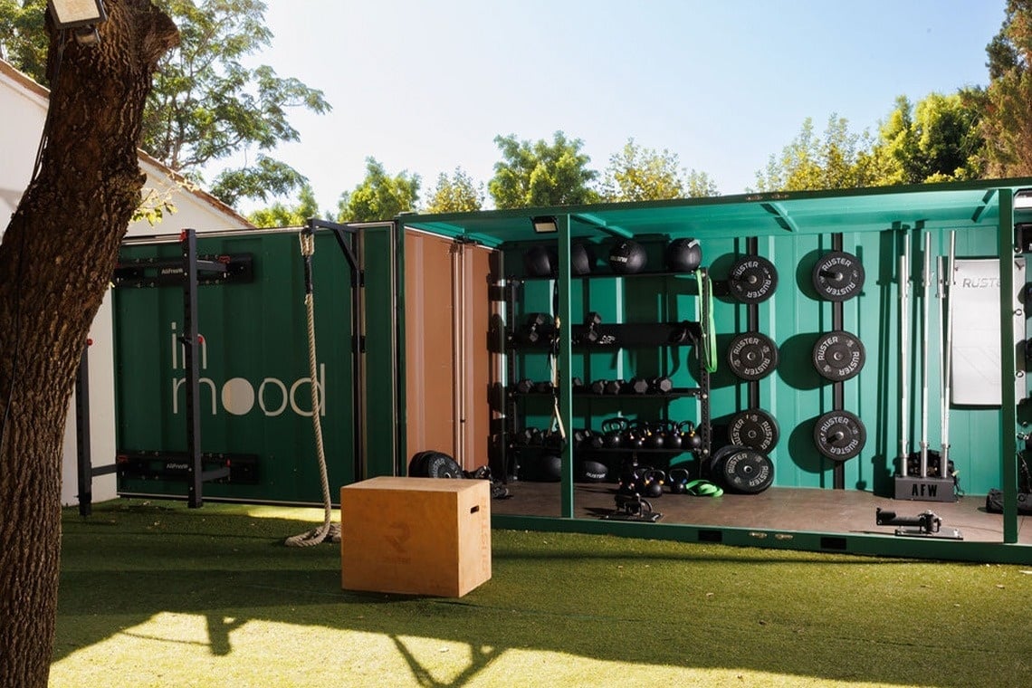 un restaurante con mesas y sillas verdes y lámparas verdes