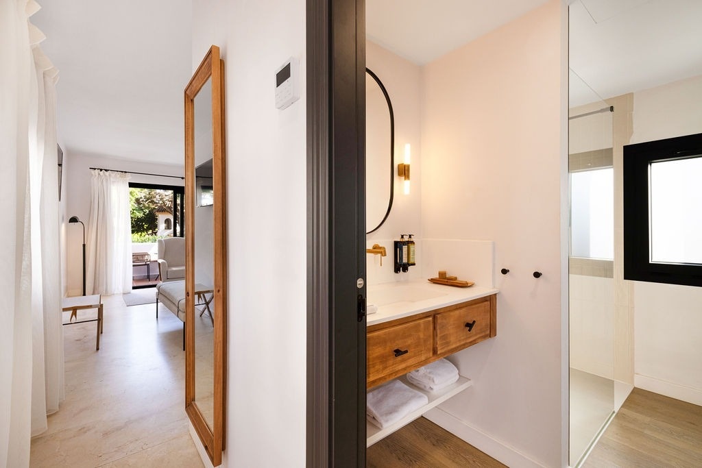 un dormitorio con una cama y una puerta corrediza