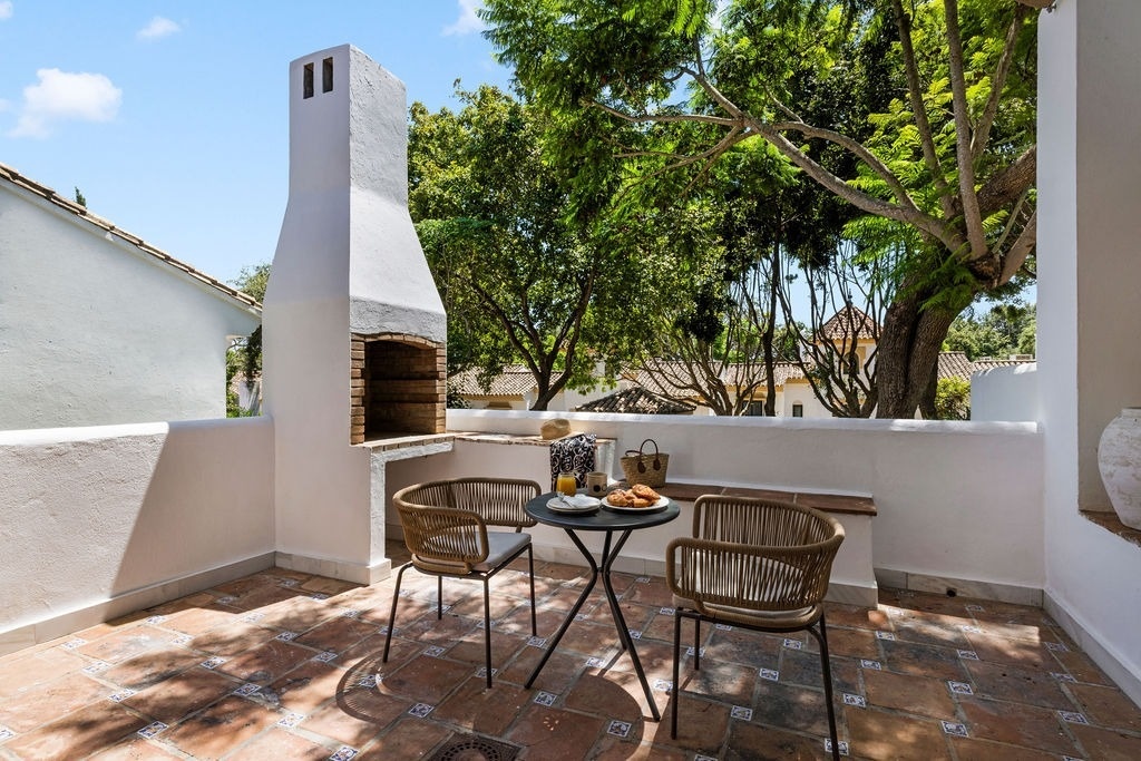 un dormitorio con una cama y una puerta corrediza