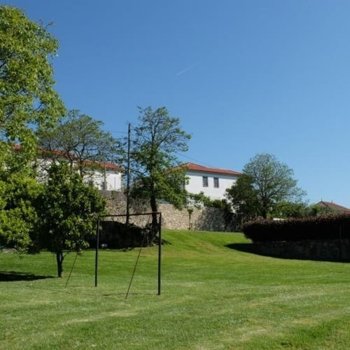 un campo de hierba con una casa en el fondo