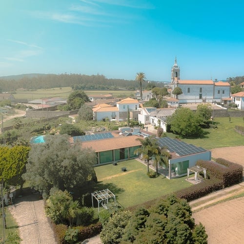 uma vista aérea de uma vila com uma igreja ao fundo