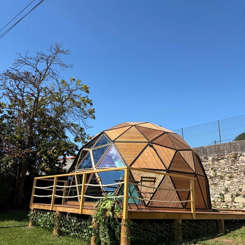 Quinta São Miguel de Arcos: Cúpula geodésica com deck de madeira, ideal para glamping e retiros na natureza.