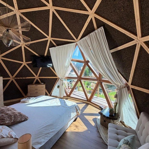 Quarto geodésico moderno com vista para a natureza, perfeito para uma Quinta São Miguel de Arcos relaxante.