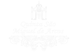 um logotipo branco em um fundo preto para quinta são miguel de arcos