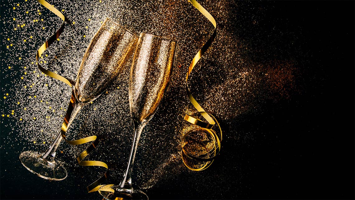Elegant celebration at Quinta São Miguel de Arcos: gold bottles, clock, and festive atmosphere.