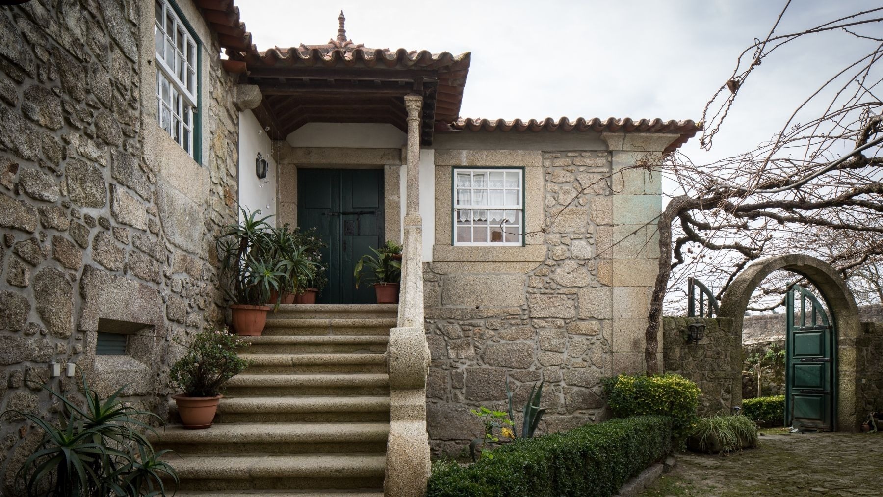 un escalier menant à la porte d' une maison en pierre