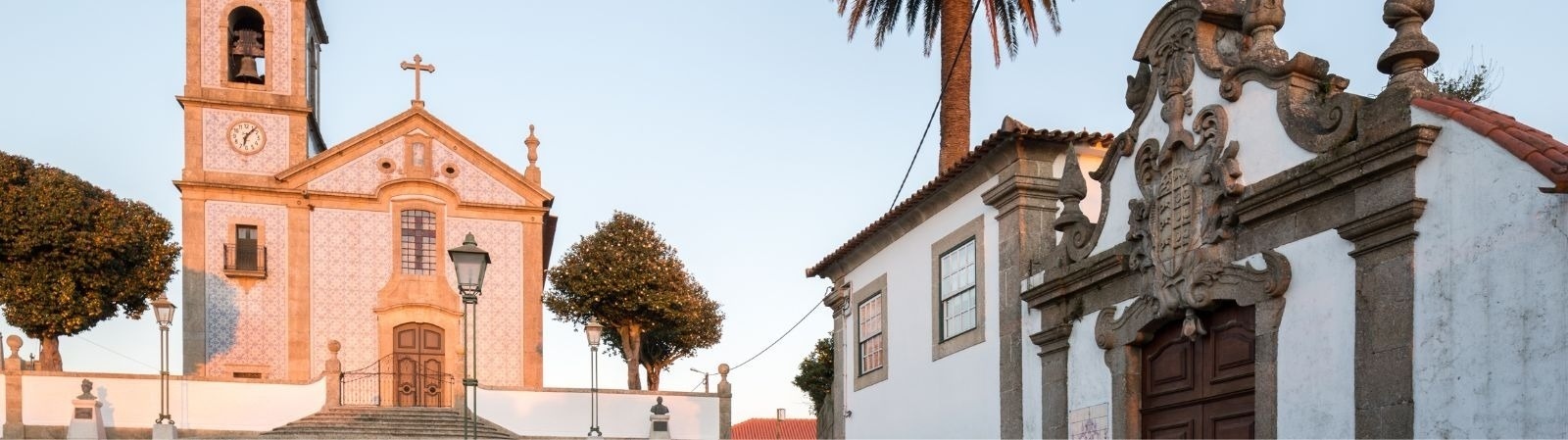 uma igreja branca com um relógio na torre