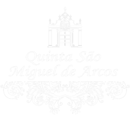 quinta são miguel de arcos logotipo em um fundo preto