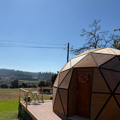 Quinta São Miguel de Arcos: Domo geométrico de madeira com deck e vista para paisagem rural.