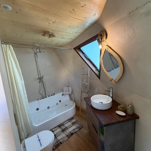 Casa de banho de hotel com banheira, sanita e lavatório. Quinta São Miguel de Arcos.