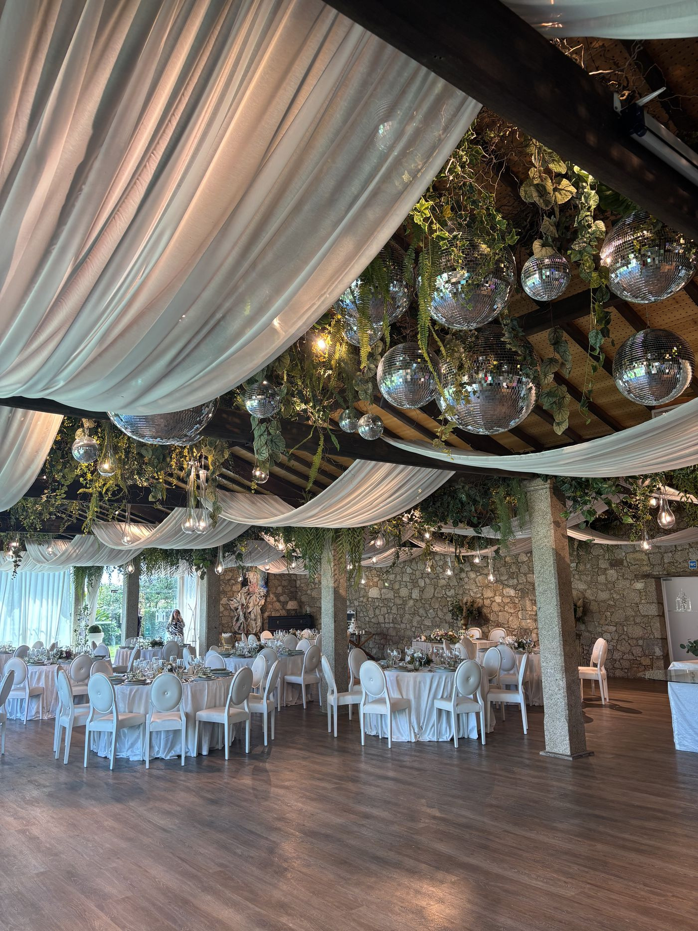 Salão decorado com candelabros de cristal pendurados no teto.