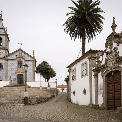 uma igreja com um relógio na torre