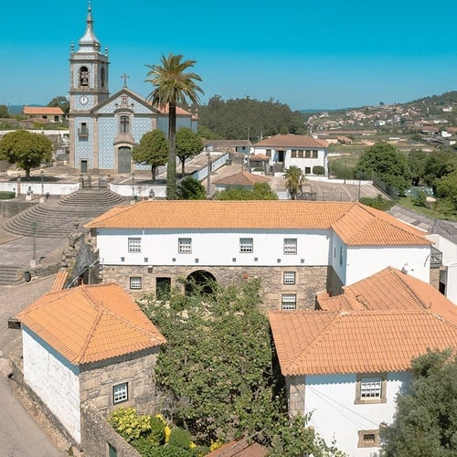 uma vista aérea de uma pequena cidade com uma igreja ao fundo