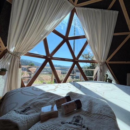 Vista de uma cama confortável com toalhas bordadas com Quinta São Miguel de Arcos e uma vista deslumbrante.