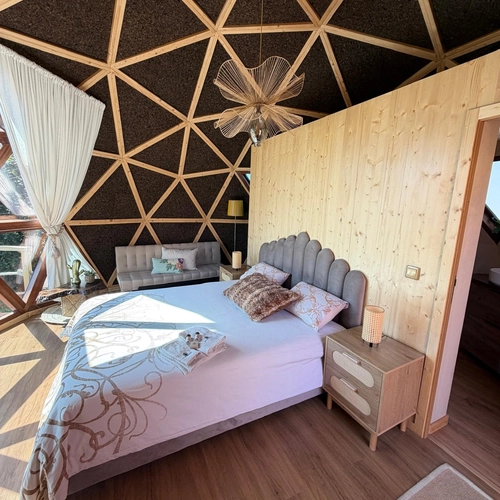 Quarto aconchegante emQuinta São Miguel de Arcos com design moderno e vista para a natureza.
