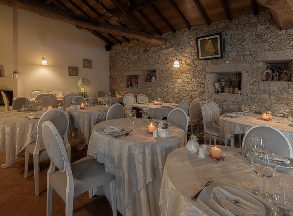 une salle à manger avec des tables et des chaises et une cheminée en pierre .