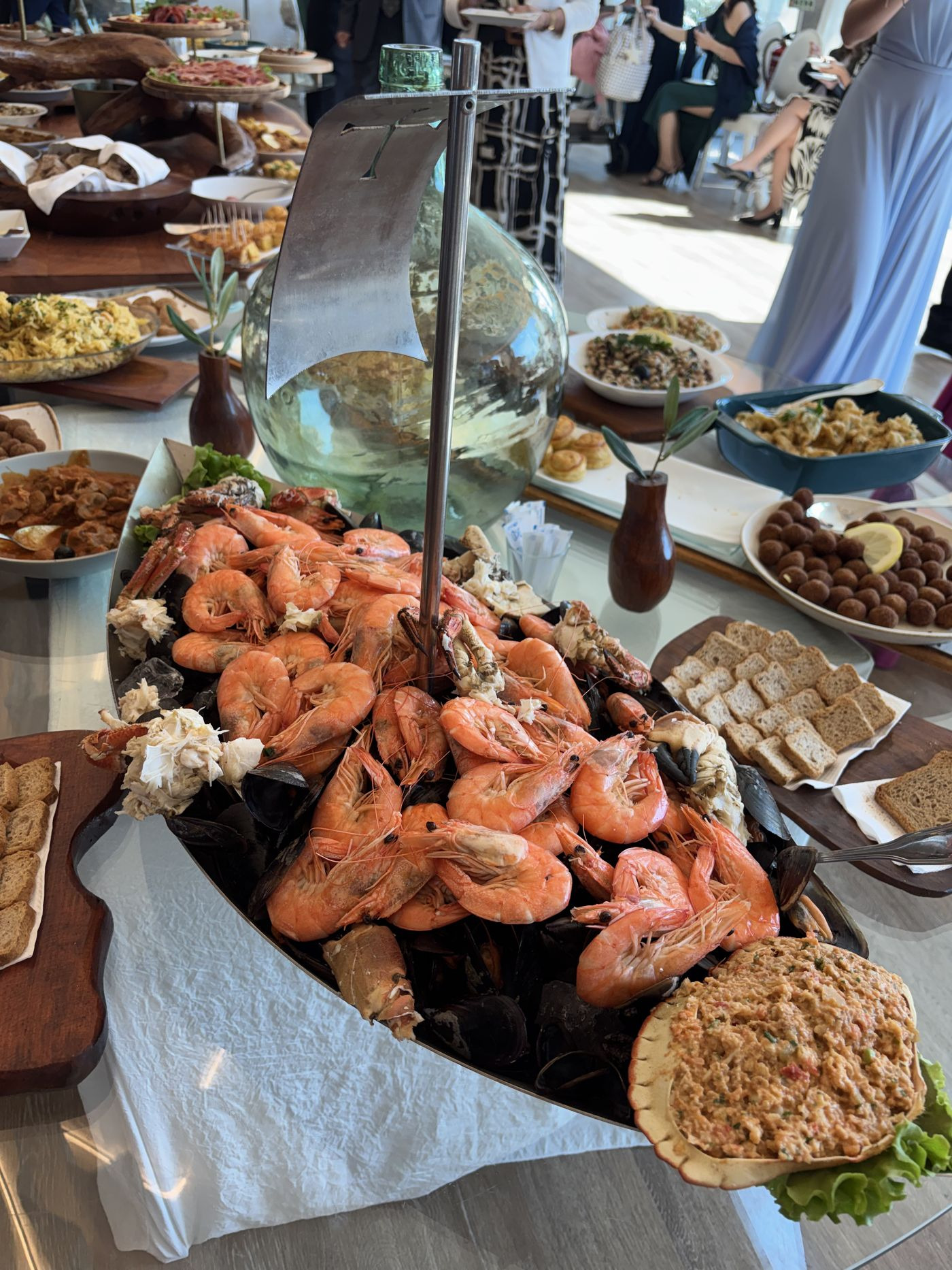 Buffet com travessas de marisco fresco em close-up.