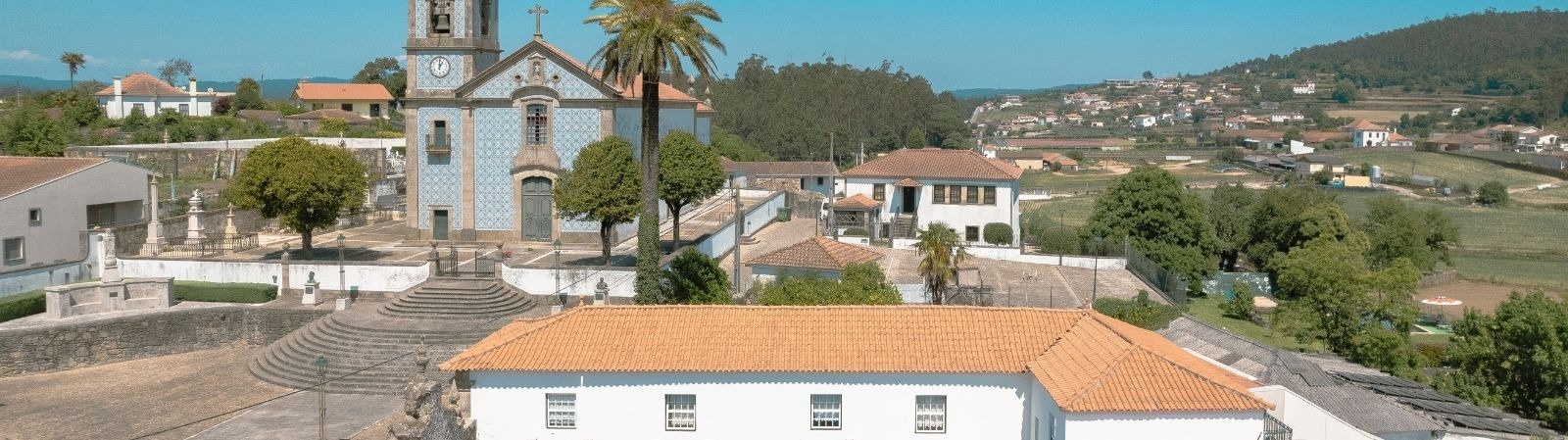 uma casa de pedra com uma porta verde e uma janela