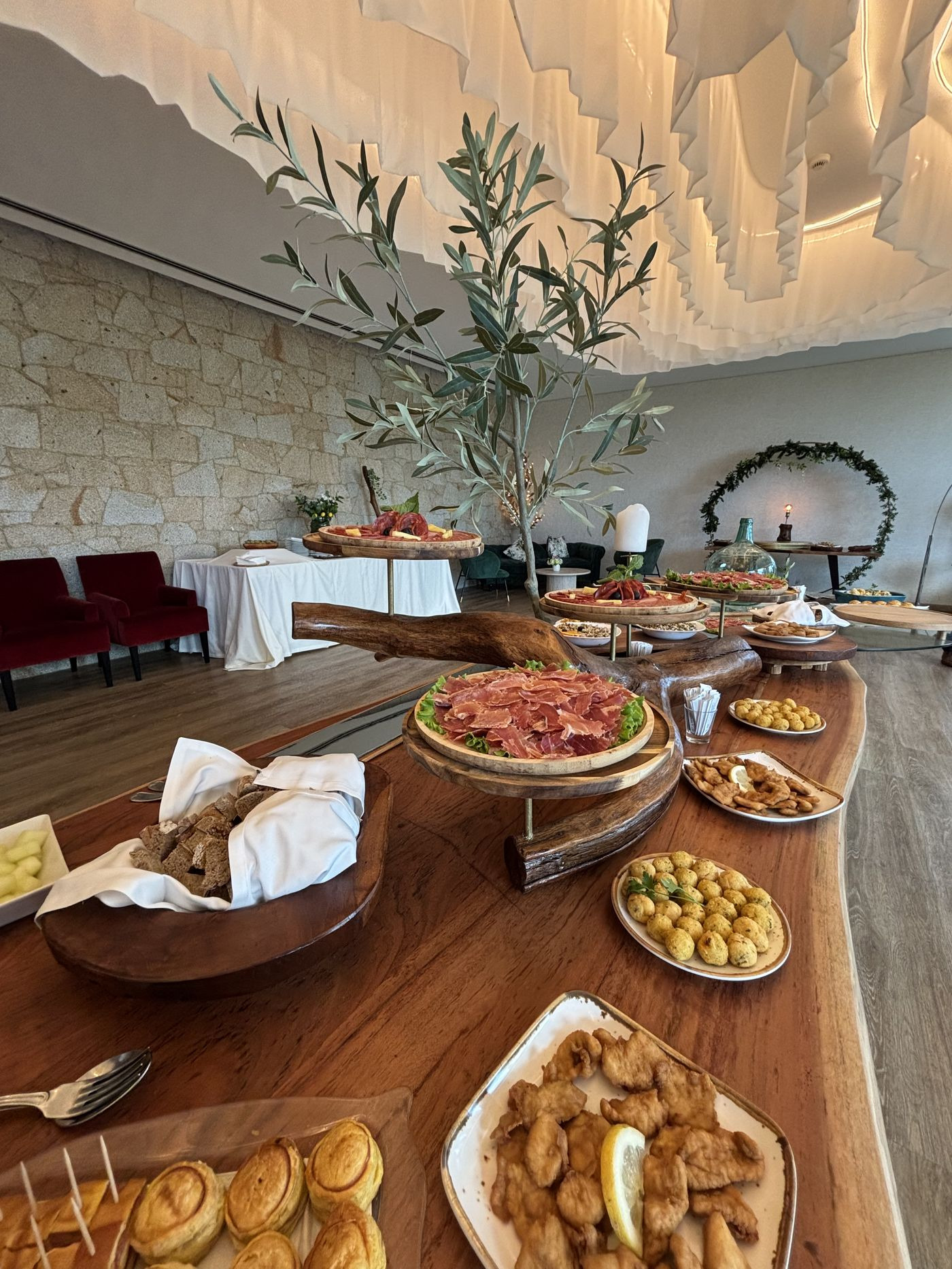Mesa de buffet com tábua de queijos portugueses e enchidos.
