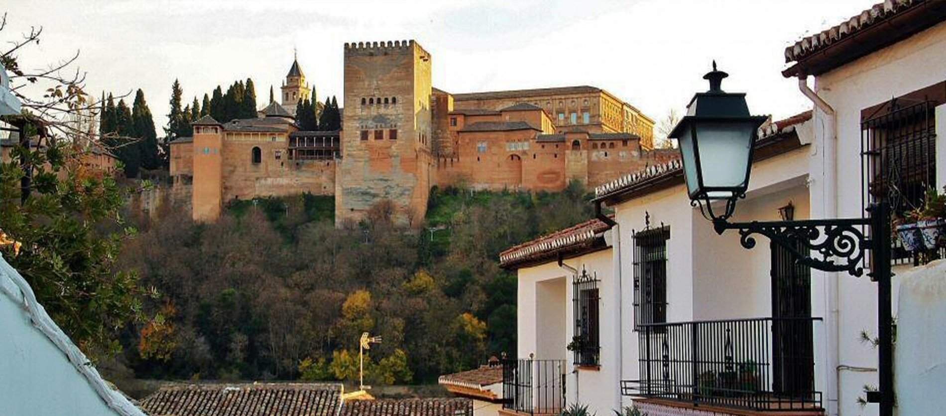 una habitación de hotel con dos camas y una ventana