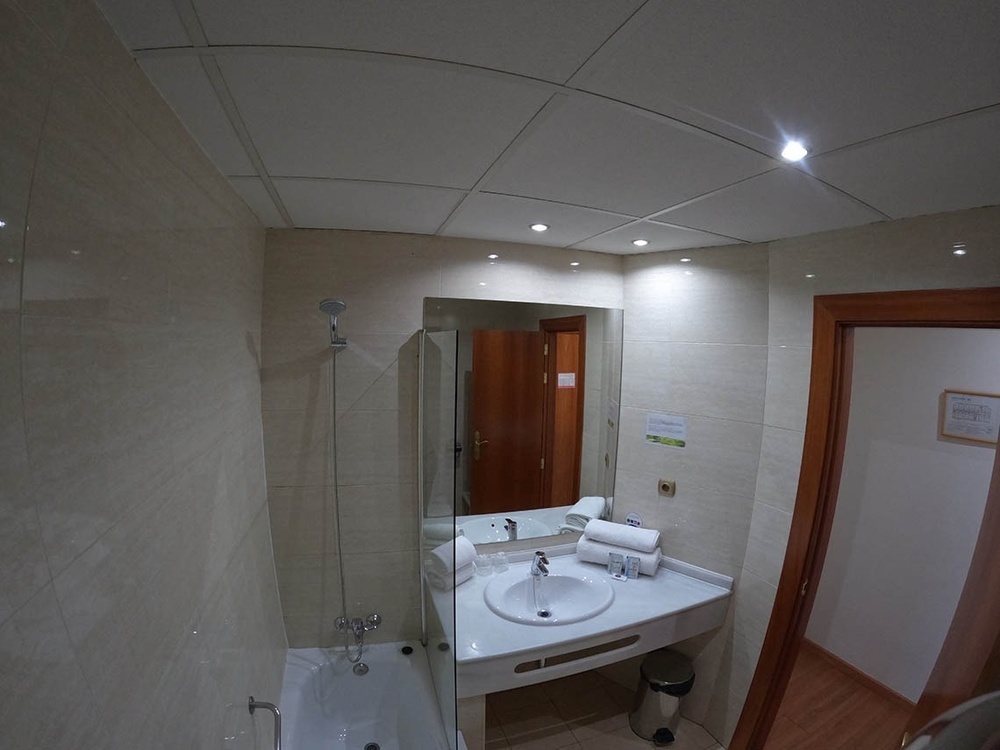 un cuarto de baño con un lavabo y una bañera