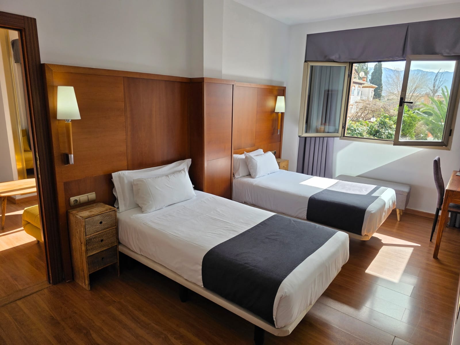 Habitación doble del Hotel Saylu con camas gemelas y estilo moderno.