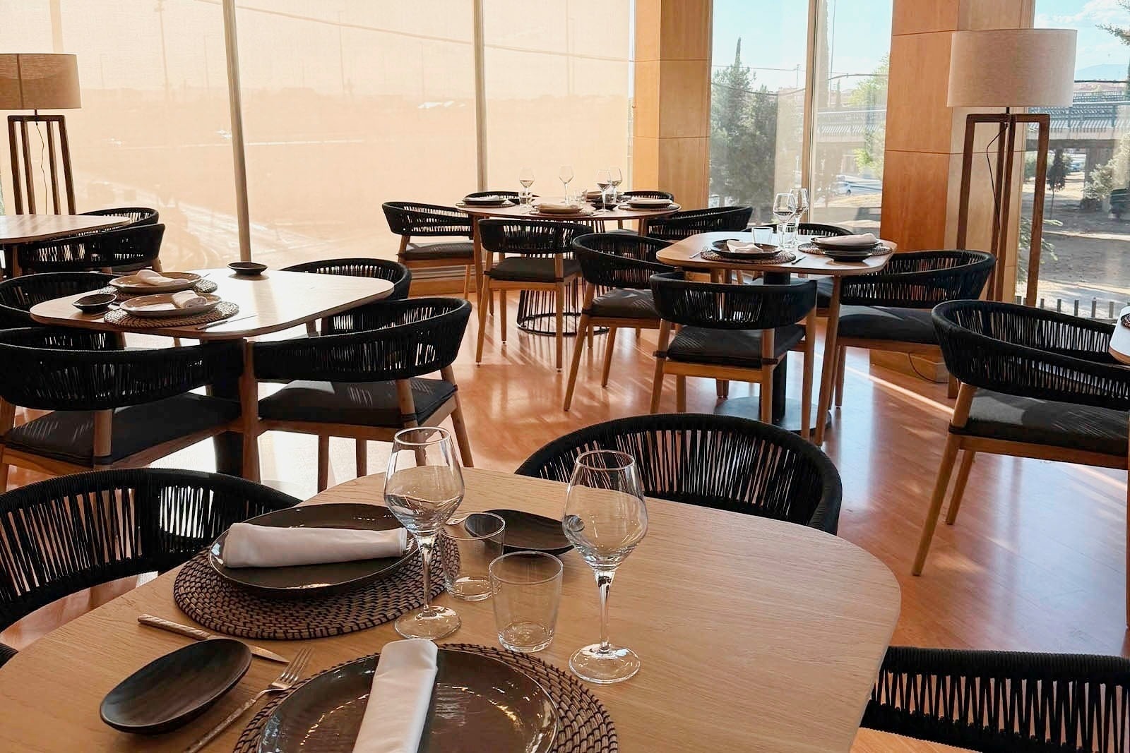 un gran edificio en una colina con montañas en el fondo