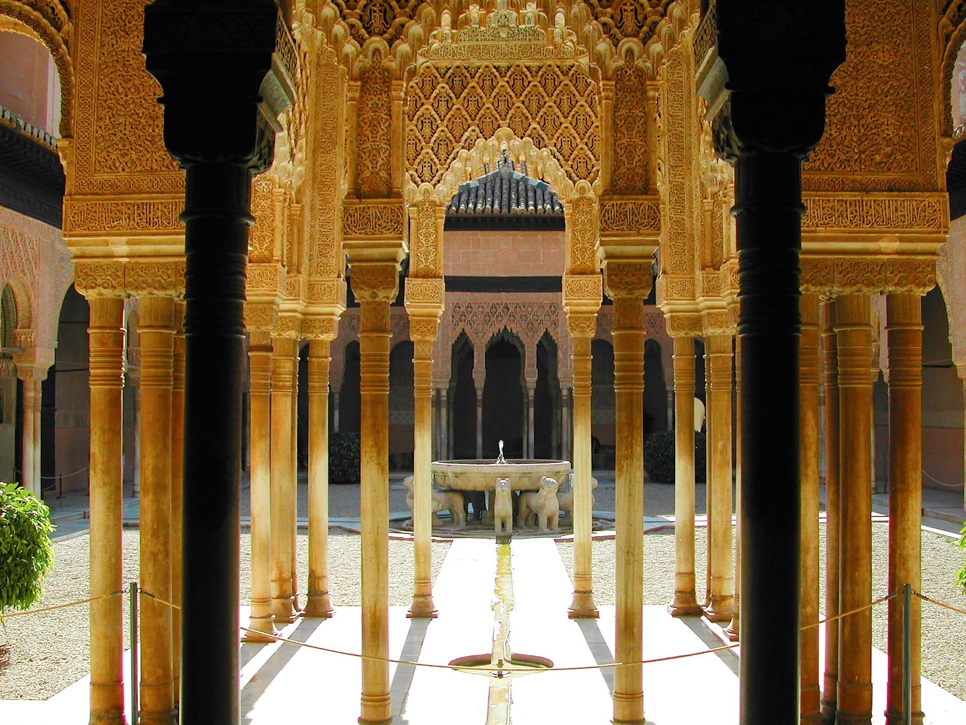 un gran edificio en una colina con montañas en el fondo